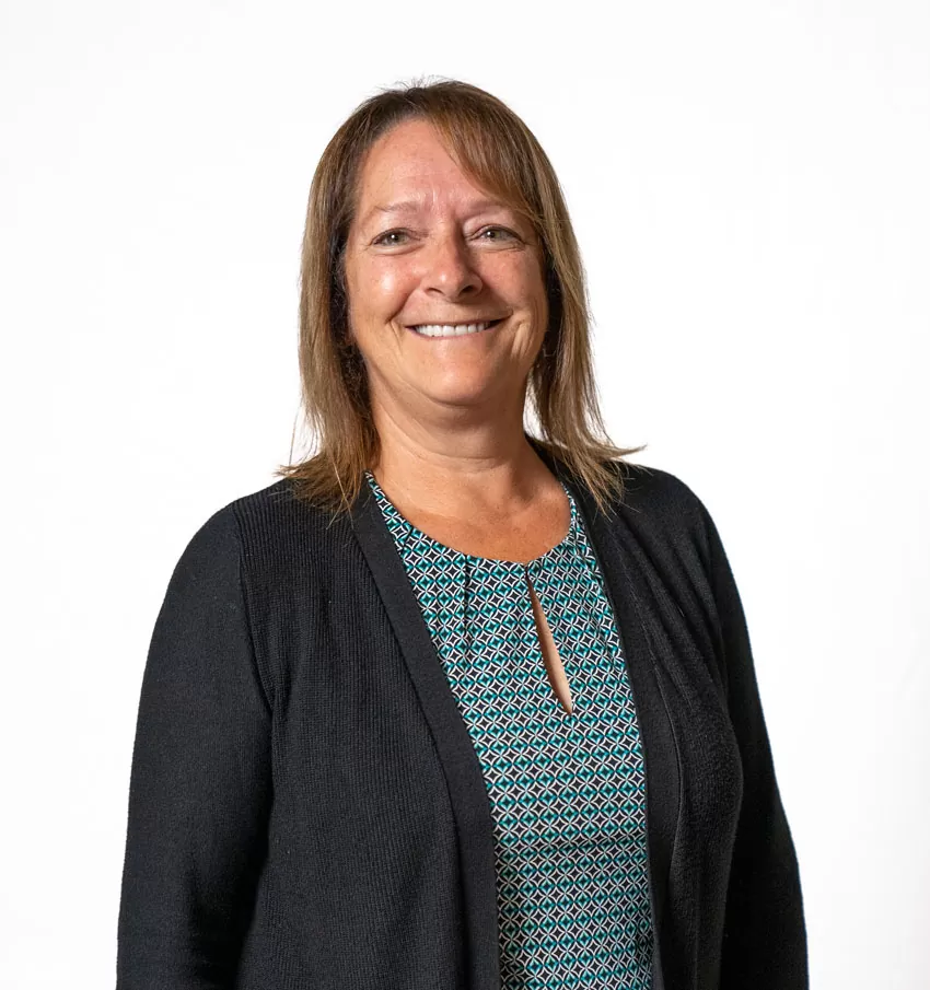 employee expair sylvie martin fond blanc